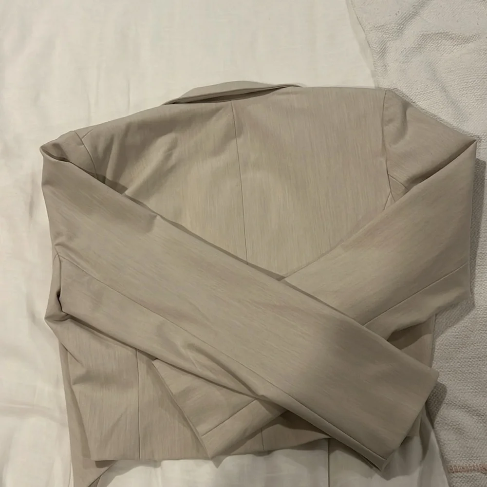 Cropped blazer (SOLD) - Picture 3 of 11